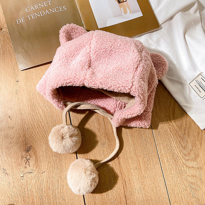 Új modell női sapka füles, pehelypomponokkal