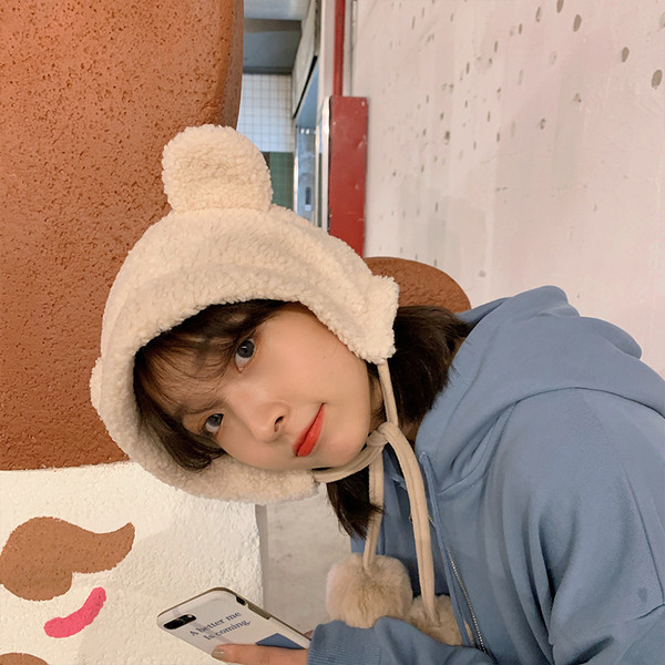 Új modell női sapka füles, pehelypomponokkal