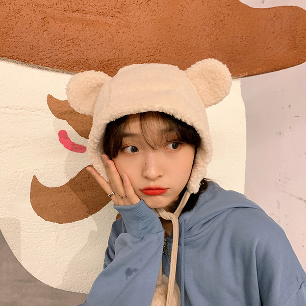 Új modell női sapka füles, pehelypomponokkal