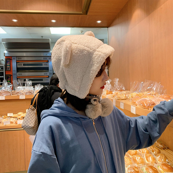 Új modell női sapka füles, pehelypomponokkal