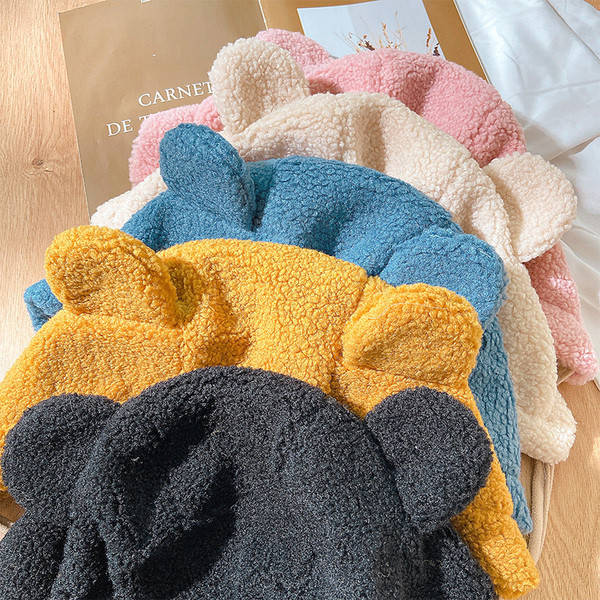 Új modell női sapka füles, pehelypomponokkal