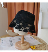 Aktuális női sapka csipkével