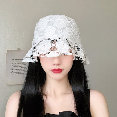 Aktuális női sapka csipkével