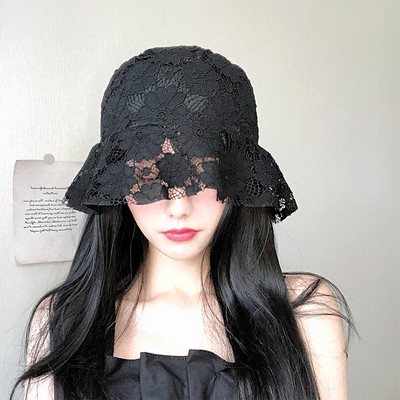 Aktuális női sapka csipkével