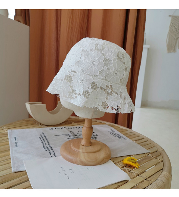 Aktuális női sapka csipkével