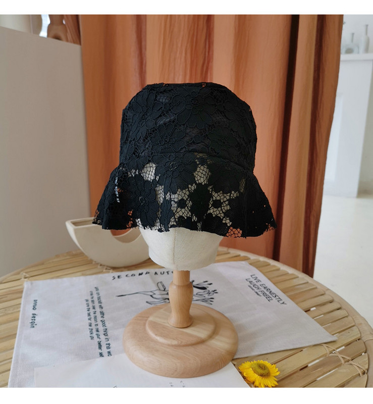 Aktuális női sapka csipkével