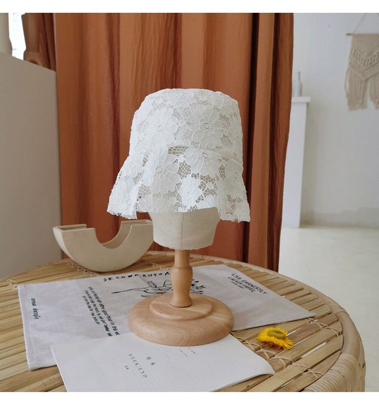 Aktuális női sapka csipkével