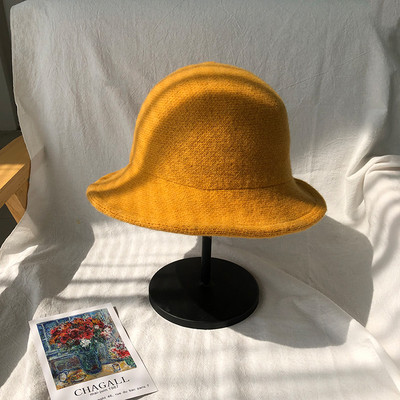 Μοντέρνο γυναικείο καπέλο με περιθώριο κατάλληλο για το χειμώνα