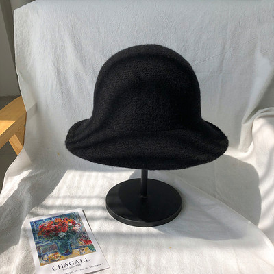 Μοντέρνο γυναικείο καπέλο με περιθώριο κατάλληλο για το χειμώνα