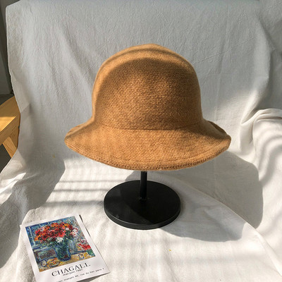 Μοντέρνο γυναικείο καπέλο με περιθώριο κατάλληλο για το χειμώνα