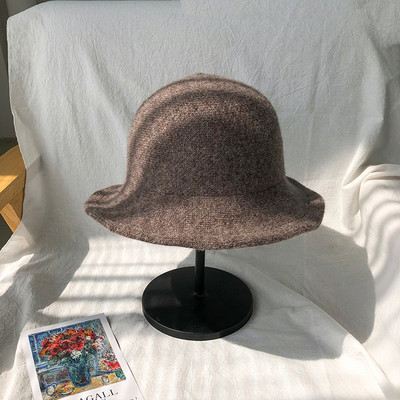 Μοντέρνο γυναικείο καπέλο με περιθώριο κατάλληλο για το χειμώνα