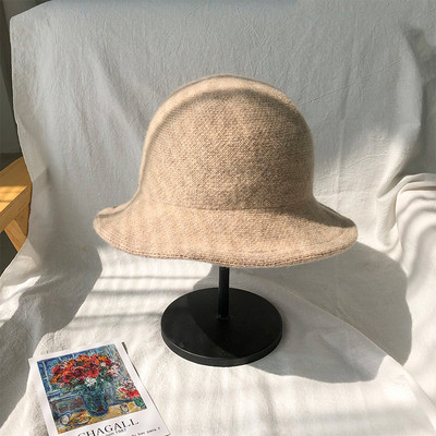 Μοντέρνο γυναικείο καπέλο με περιθώριο κατάλληλο για το χειμώνα