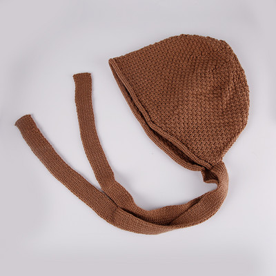 Kötött női sapka nyakkendővel