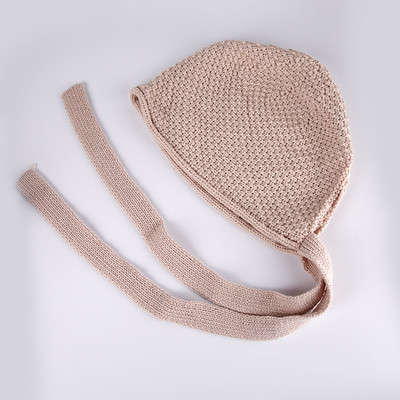 Kötött női sapka nyakkendővel