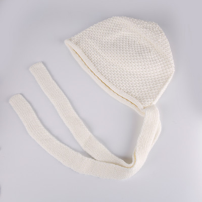 Kötött női sapka nyakkendővel