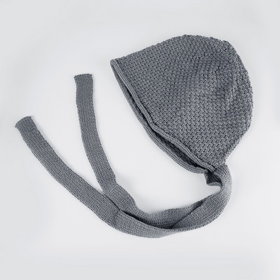 Kötött női sapka nyakkendővel