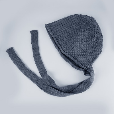 Kötött női sapka nyakkendővel