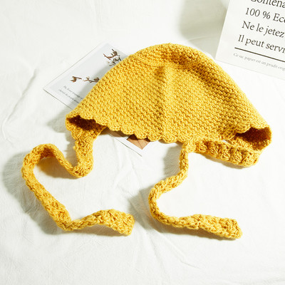 Kötött női sapka nyakkendővel