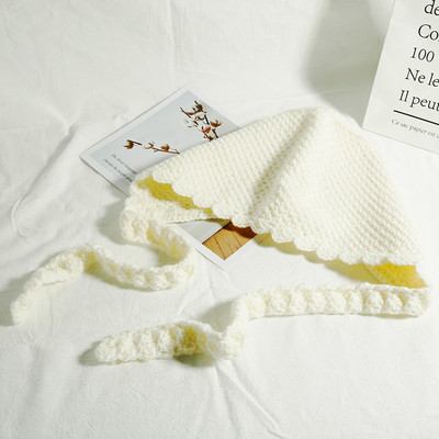 Kötött női sapka nyakkendővel