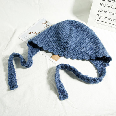 Kötött női sapka nyakkendővel