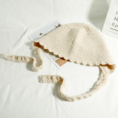 Kötött női sapka nyakkendővel