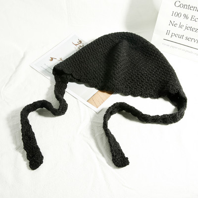 Kötött női sapka nyakkendővel