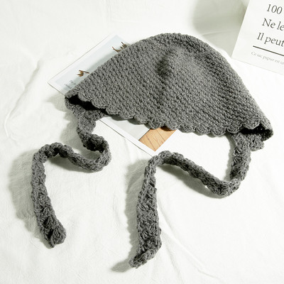 Kötött női sapka nyakkendővel