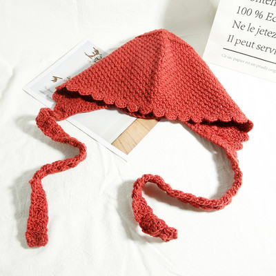 Kötött női sapka nyakkendővel