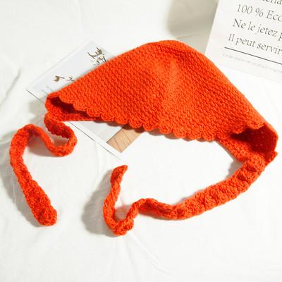 Kötött női sapka nyakkendővel