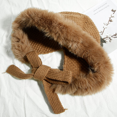 Kötött női sapka nyakkendővel