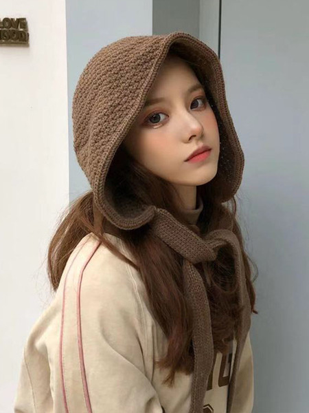 Kötött női sapka nyakkendővel