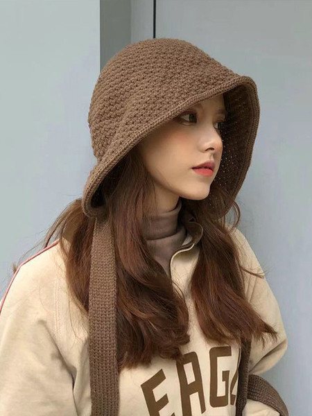 Kötött női sapka nyakkendővel