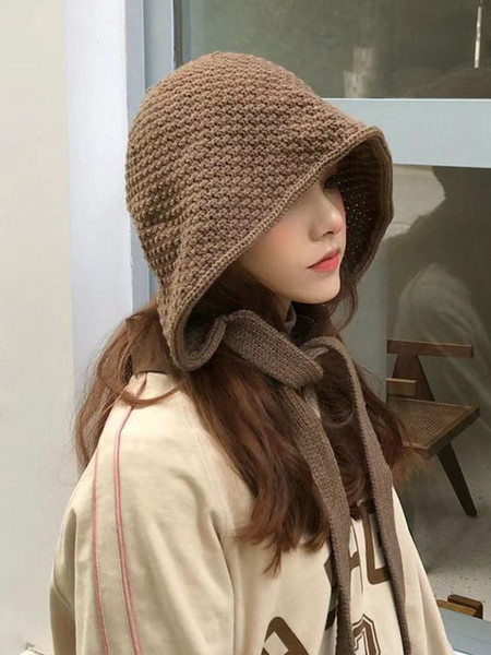 Kötött női sapka nyakkendővel