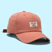 Női sapka baseball típusú emblémával