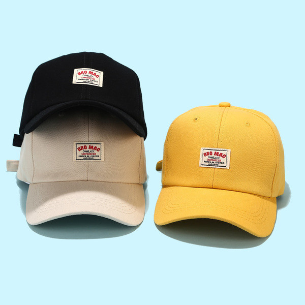 Női sapka baseball típusú emblémával