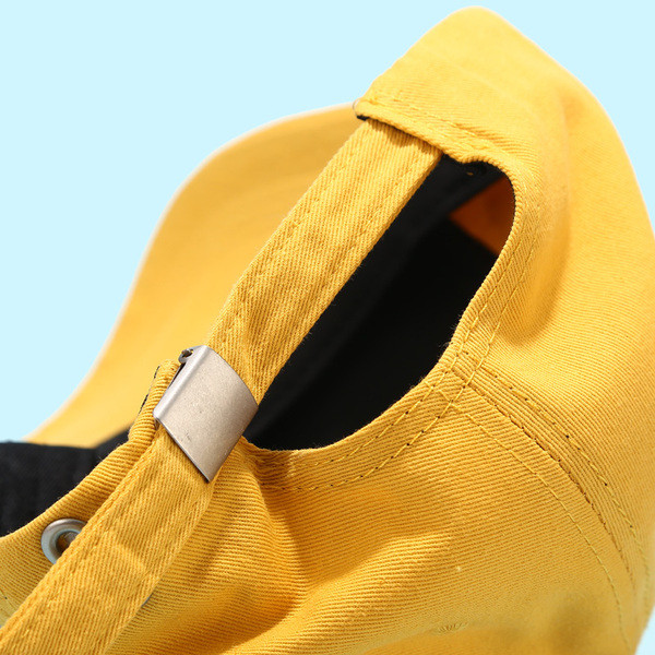 Női sapka baseball típusú emblémával