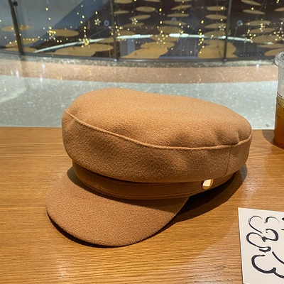 Modern téli női sapka - retro stílusú napellenzővel