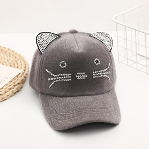 Nyári baseball sapka hímzéssel és 3D elemmel