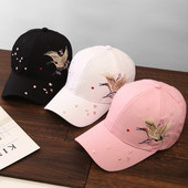 Modern női sapka három színben hímzéssel és napellenzővel