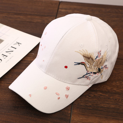 Modern női sapka három színben hímzéssel és napellenzővel