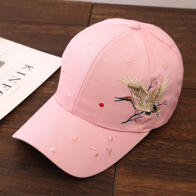 Modern női sapka három színben hímzéssel és napellenzővel