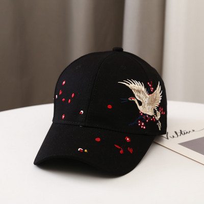 Modern női sapka három színben hímzéssel és napellenzővel