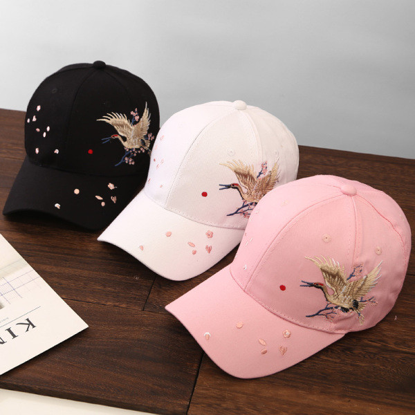 Modern női sapka három színben hímzéssel és napellenzővel