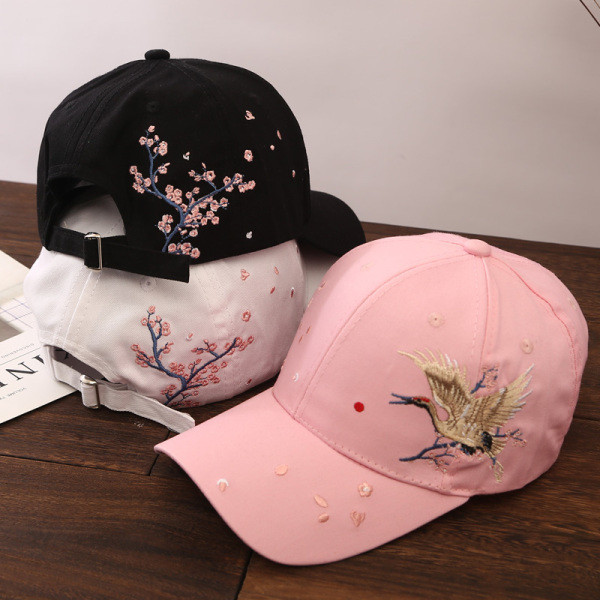 Modern női sapka három színben hímzéssel és napellenzővel