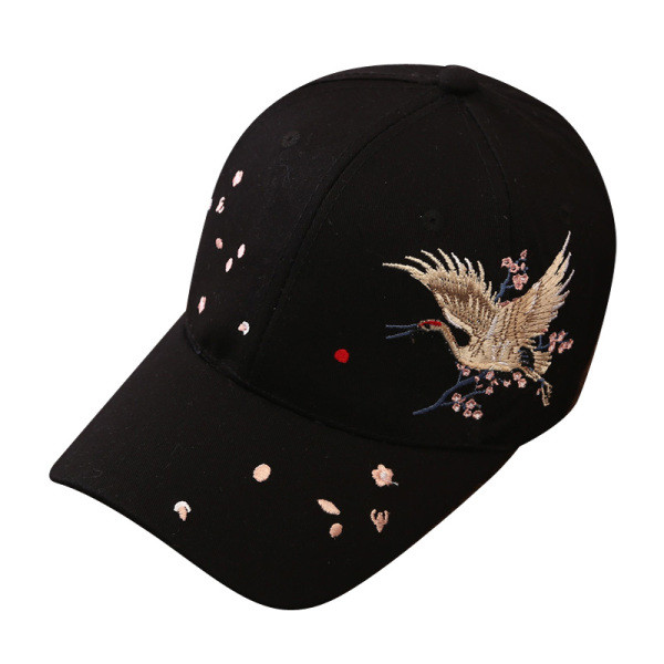 Modern női sapka három színben hímzéssel és napellenzővel