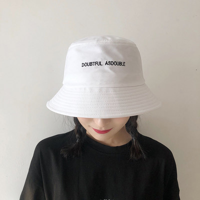 Női alkalmi sapka hímzéssel - idióta típus