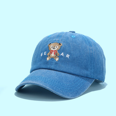 Γυναικείο καπέλο με γείσο και κεντήματα τύπου μπέιζμπολ