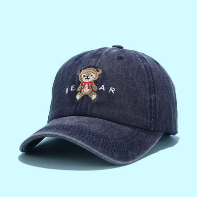 Γυναικείο καπέλο με γείσο και κεντήματα τύπου μπέιζμπολ