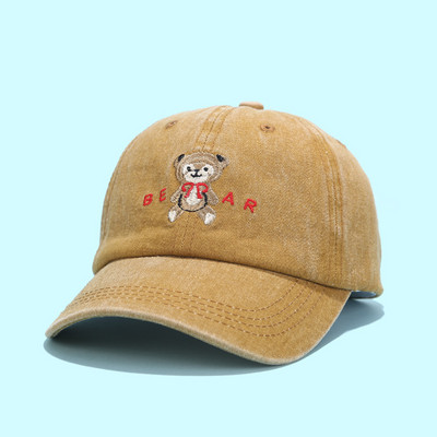 Γυναικείο καπέλο με γείσο και κεντήματα τύπου μπέιζμπολ