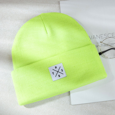 Női őszi-téli sapka emblémával